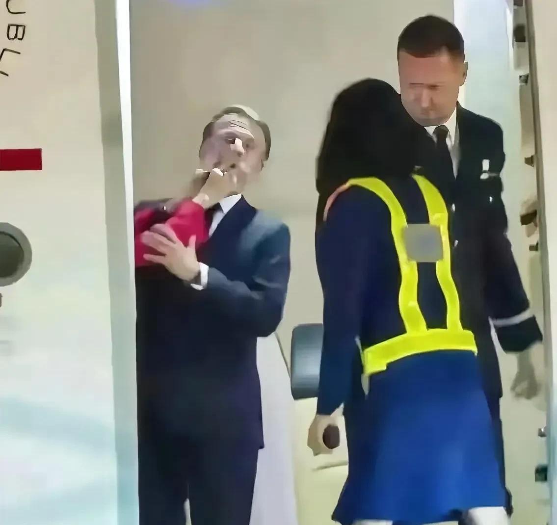 这张图清晰地告诉了全世界，谁才是拥有法国最高权力的人。双手使劲捏脸的行为说明布丽