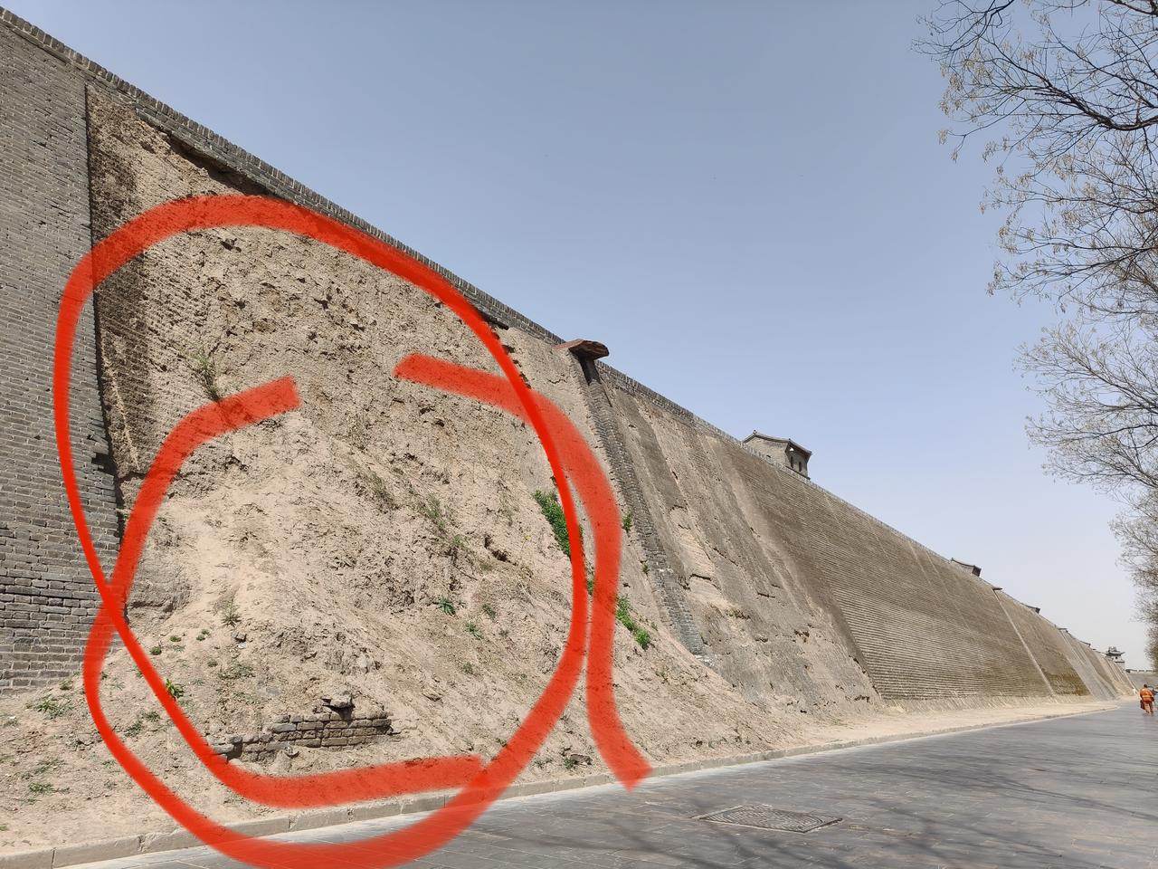 平遥古城墙有一段土质的部分已经开始坍塌了，难道也不能整修一下吗？有些人说这是为了