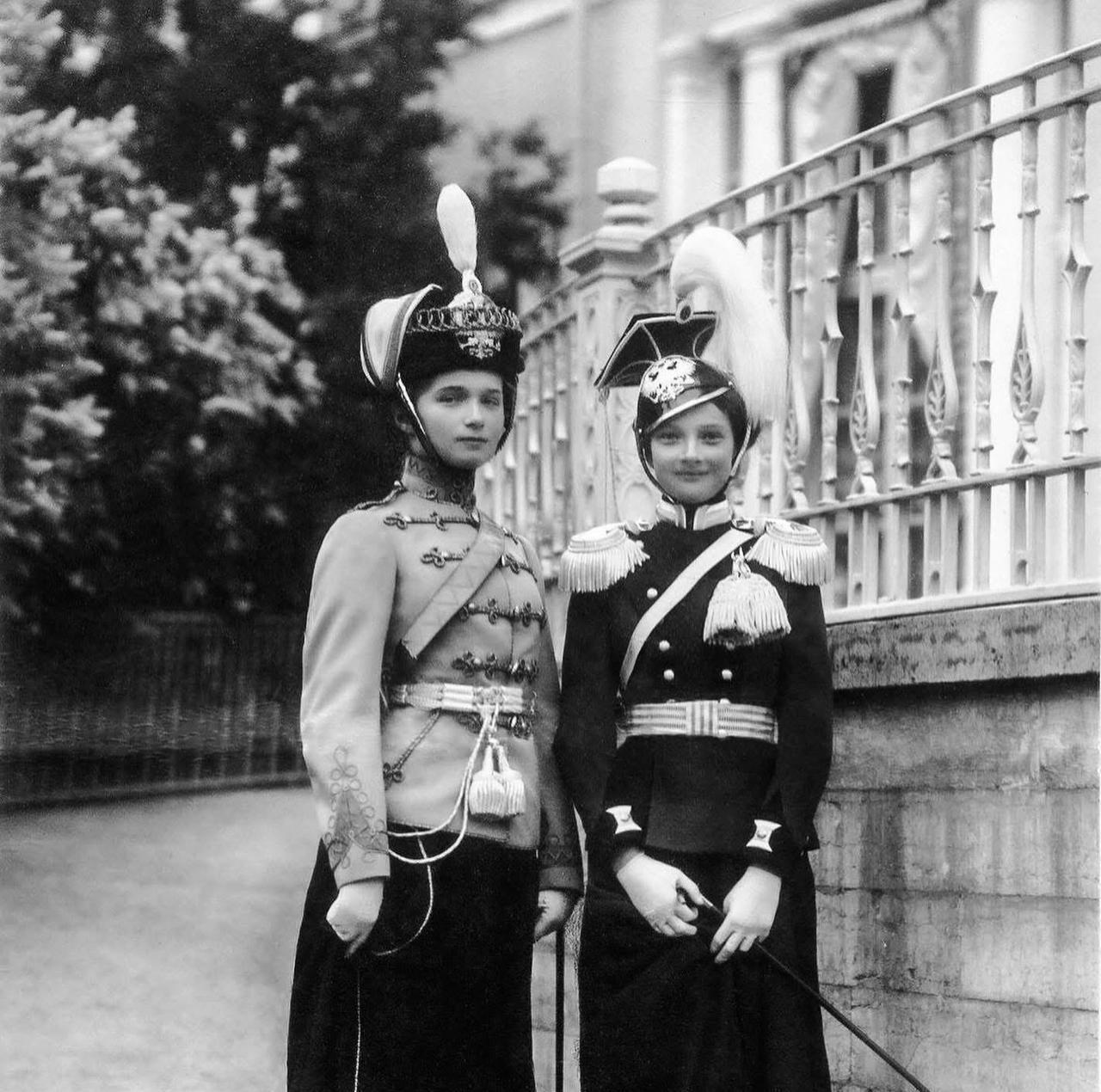 1911年，沙俄亚历山大宫，沙皇尼古拉二世两个女儿的历史留影，彼时姐妹倆正是意气