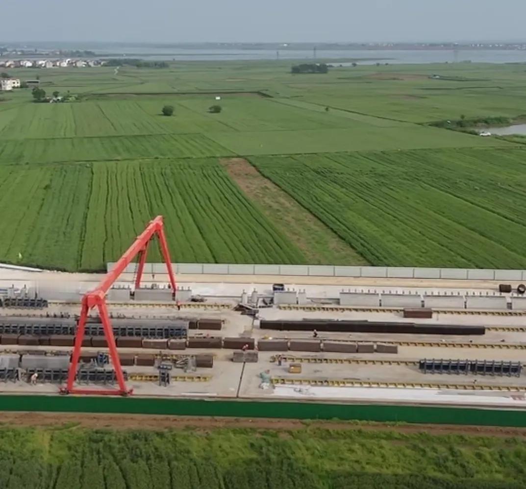 4月26日，襄新高速“襄阳至新野县”北起襄州区朱集镇上陈村，箱梁等主体预制生产紧