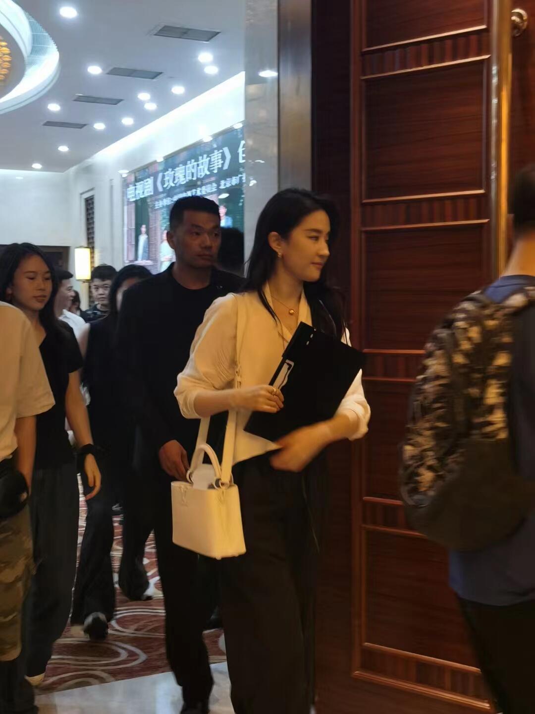 神仙姐姐真的好好看😻本人脸超级小