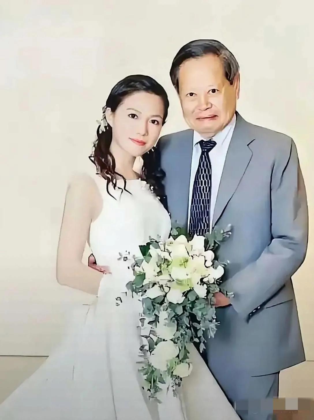 翁帆与杨振宁的结婚照：画面中的翁帆菩萨面，玉颜如练；嫦娥身，仙露明珠；黛玉骨，林