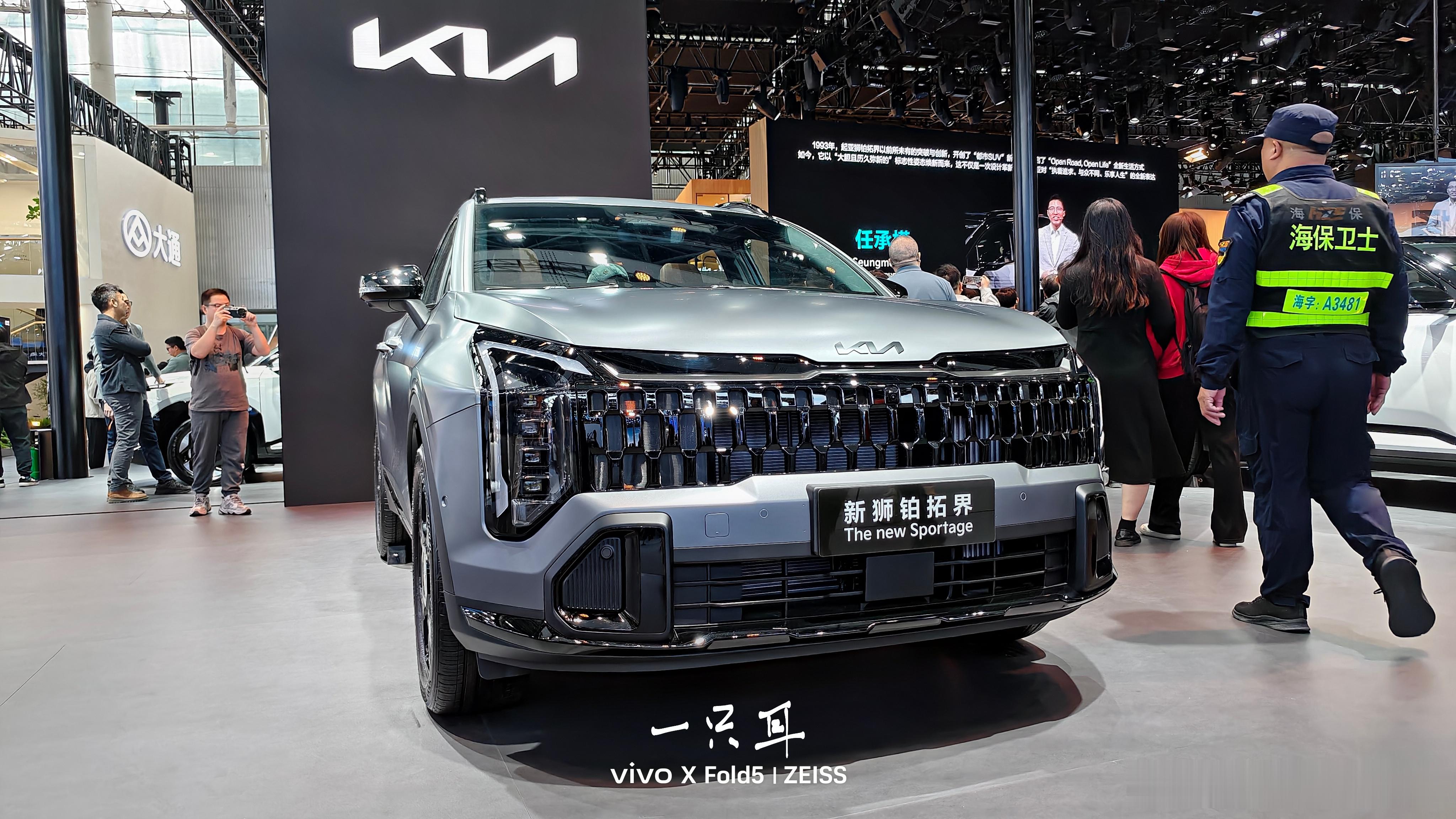 起亚在本届中亮相了新狮铂拓界。新狮铂拓界是小改款车型，尺寸基本没变，长4695