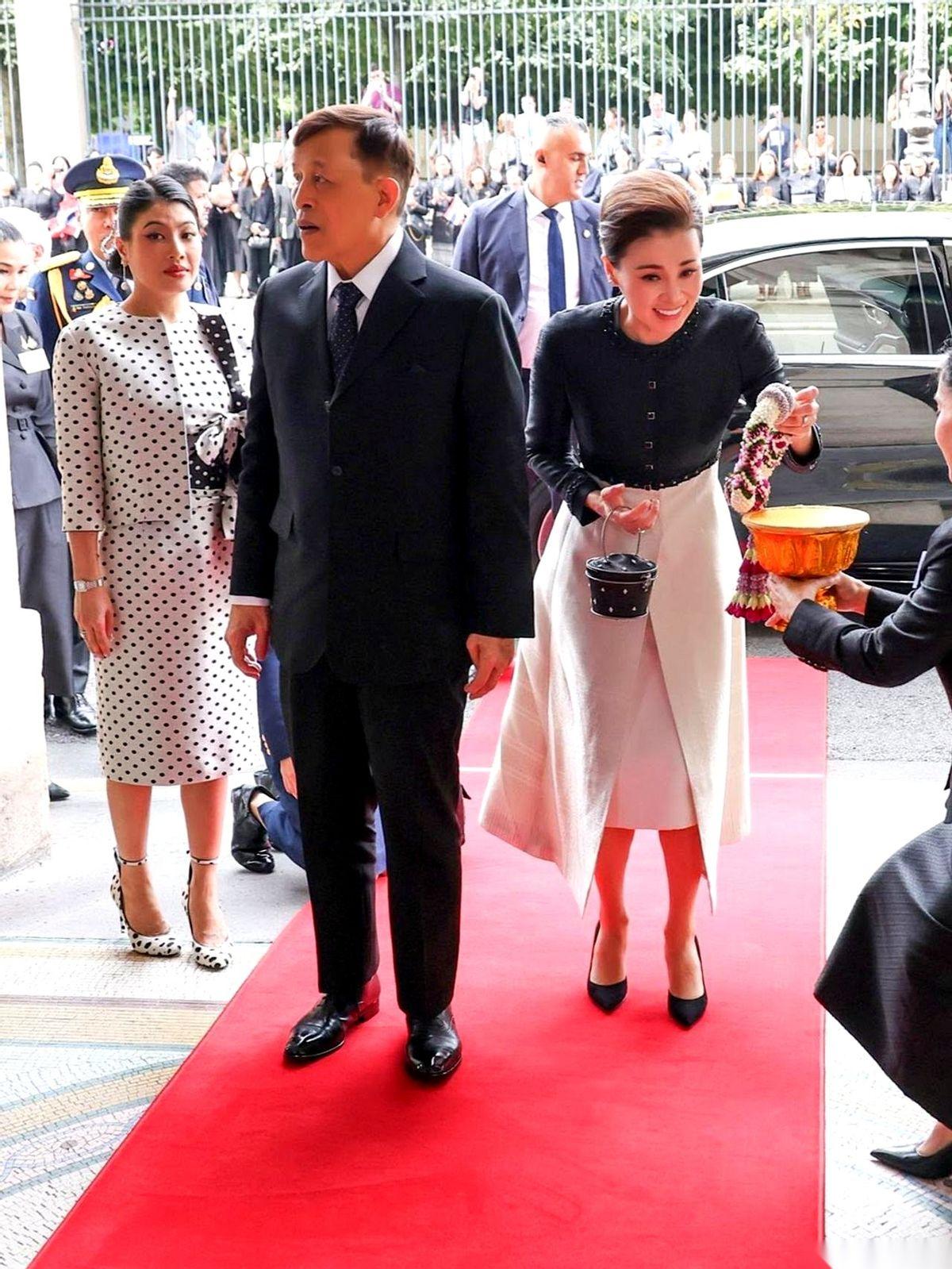 巴黎莫里斯酒店门口，这排场绝对拉满。2026年6月28日上午9点45分，大阵仗