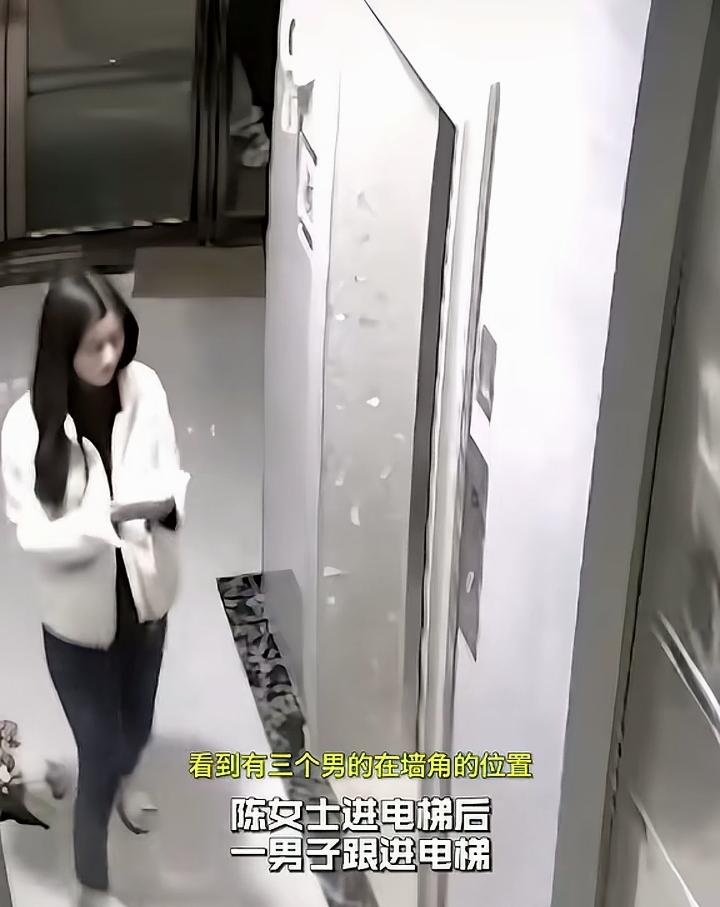 凌晨时分陈女士下楼后，发现外面有三名男子站在角落里，心里不禁一番酸抖，有点忐忑有