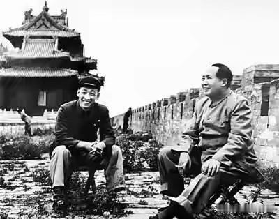 这是1954年，毛泽东同志在故宫角楼城墙之上的珍贵历史合影右侧：毛泽东主席​
