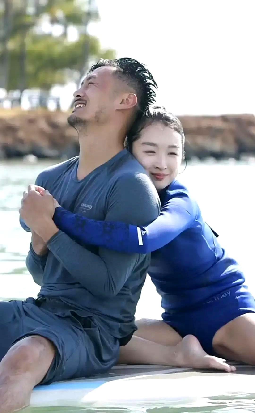 海清在论坛一句“我没靠大款拿角色”，镜头就那么巧地扫向了周冬雨，大家立马就想