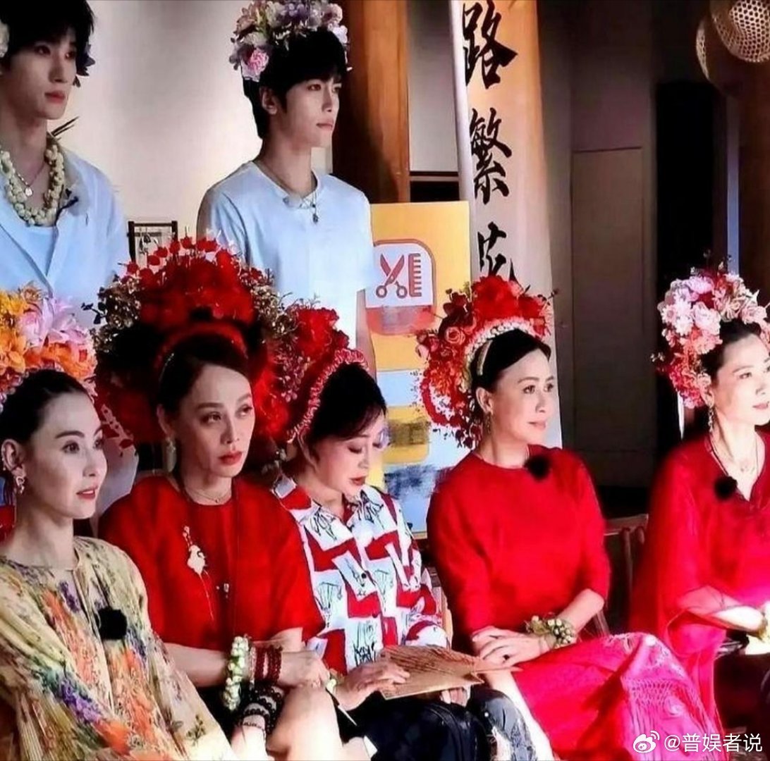 刘嘉玲在节目里直接问何赛飞：“除了你老公，有没有哪个男人让你突然心动过？”何赛飞