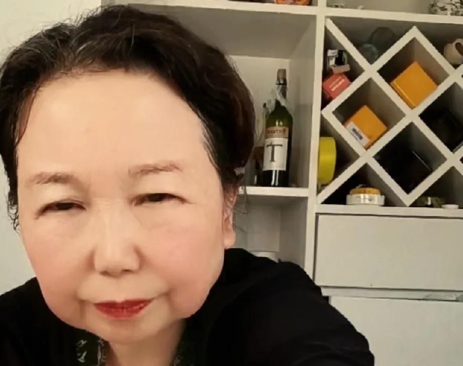 老杜直播，网友们总爱问她，小青年出生在哪里？把老杜问毛了，他就说，侧侧在哪里