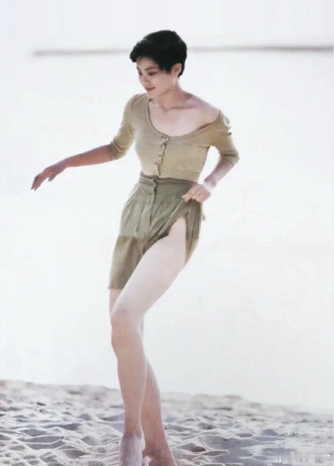 王菲的头肩比好优越，头好小脸好小，身材瘦高挑的，怪不得谢霆锋那么着迷