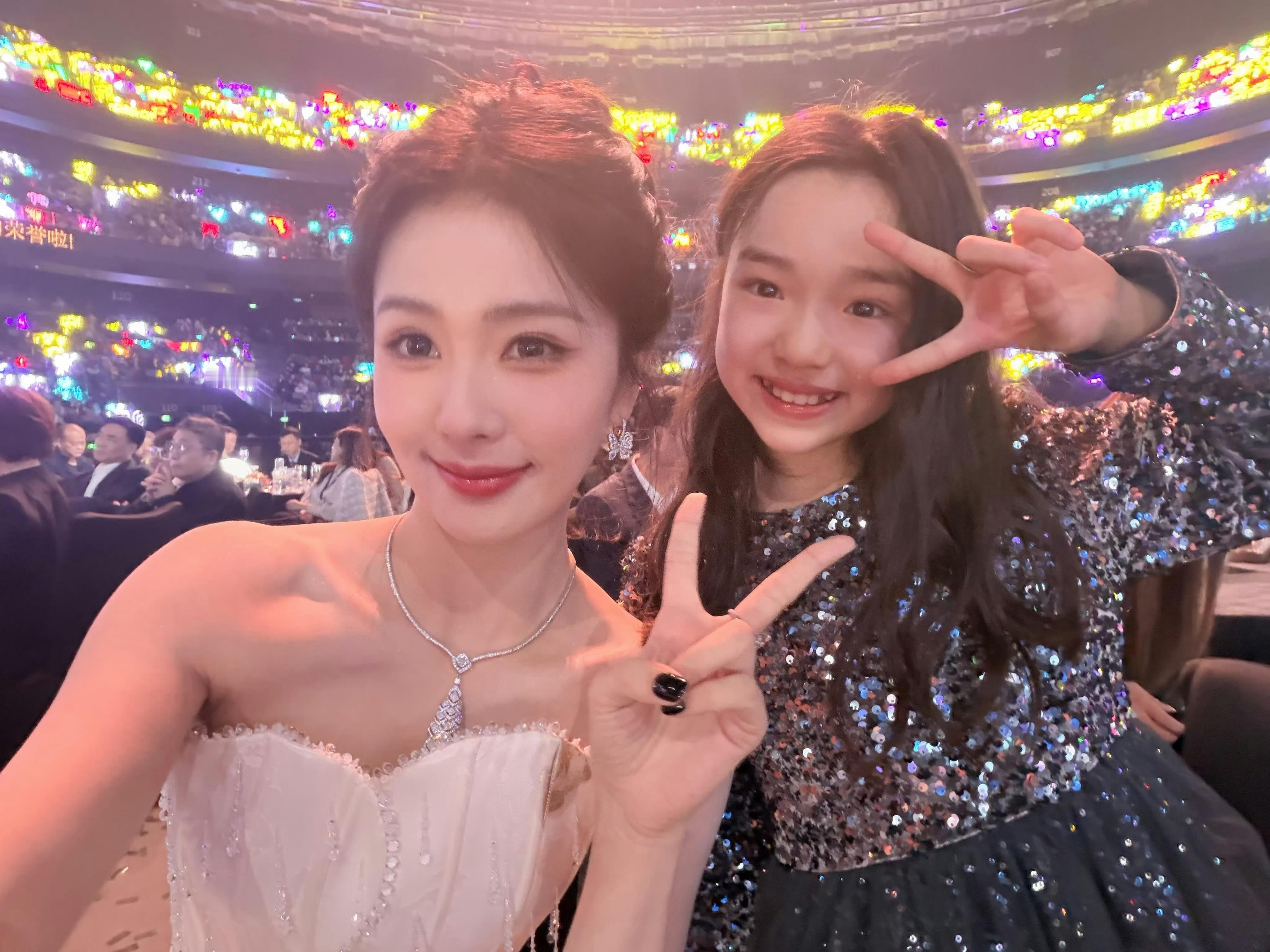 白鹿小酒窝自拍来了小酒窝白鹿自拍来了哇！！！！！