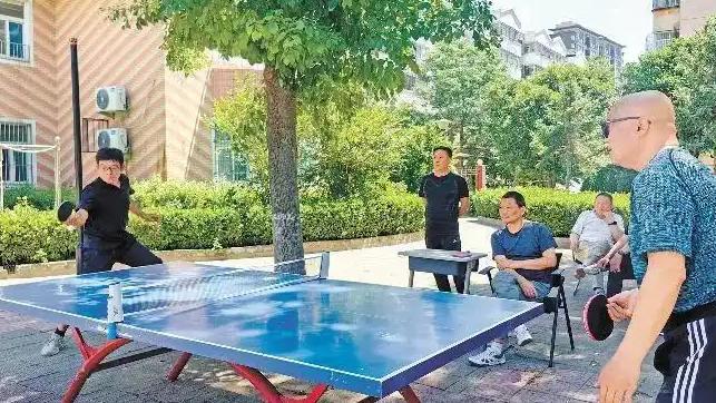 济南有个小区，把物业公司给“炒”了，自己管自己。不是付不起那点物业费，是业主们