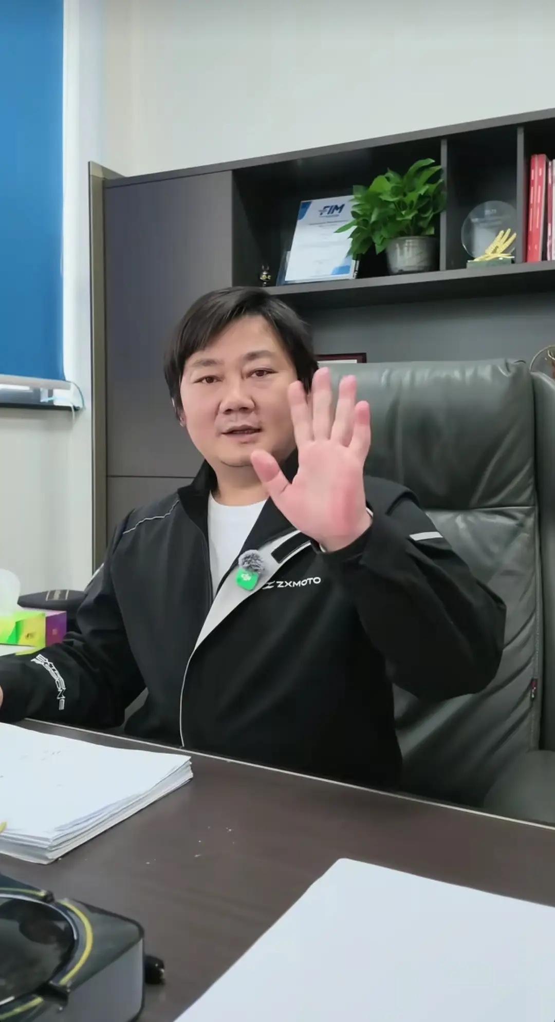 从“哭穷”到“国货天团”，张雪机车凭什么让大佬们抢着送钱？张雪大疆前几天