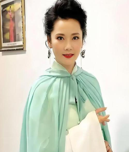 1983年，20岁的何赛飞去老师家吃饺子，看到相片中老师的4个儿子，突然感觉会嫁