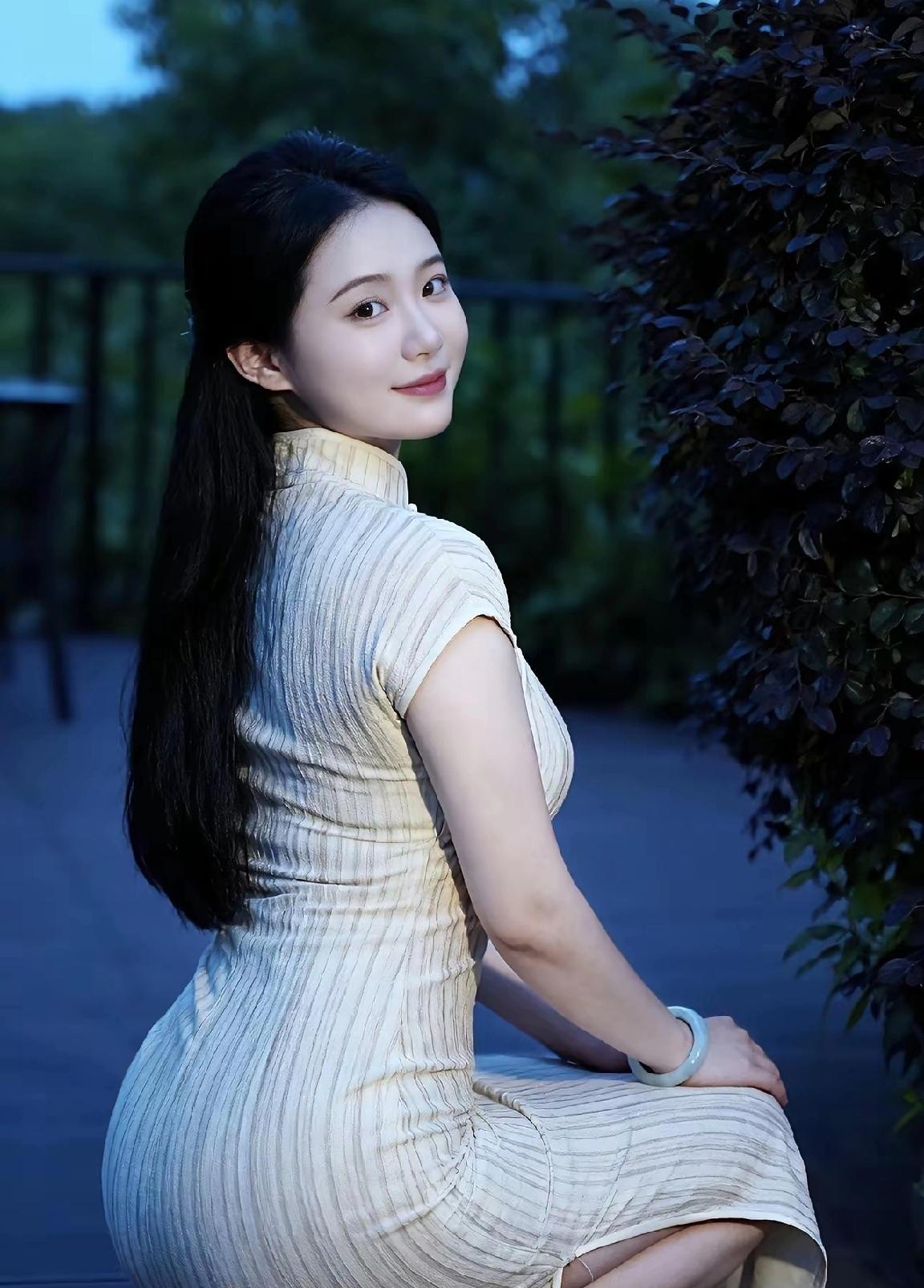 今日穿搭风格，国风旗袍系列，旗袍加身，完美线条今日穿搭