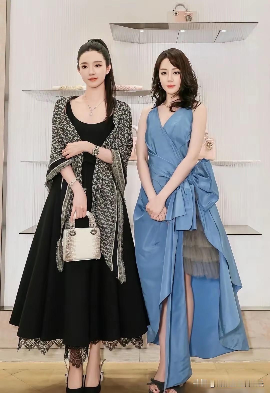 热巴旁边这个美女看着好眼熟，就是叫不出名字来。