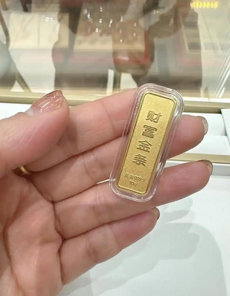 一位妈妈“买金血脉觉醒”，计划拿老公月底的工资结余给女儿囤金条做嫁妆，豪言年底金