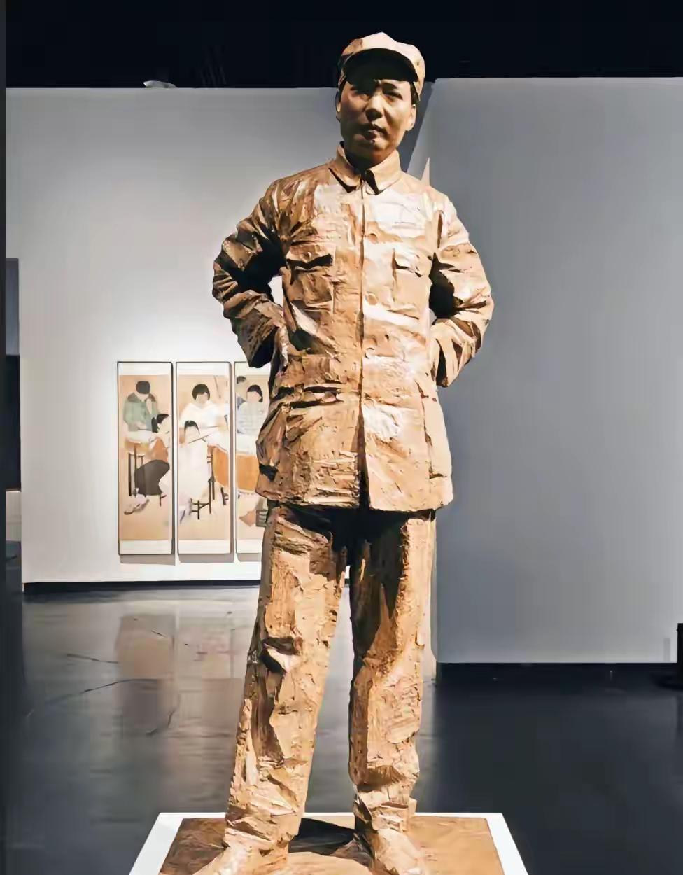 这才是真正的大师，简直与本人一模一样，面部表情栩栩如生，身材比例也合适。再看现在