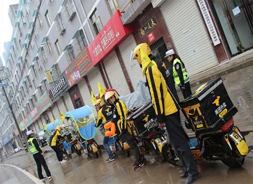 宜川交警为美团"外卖小哥靓妹"上安全培训课