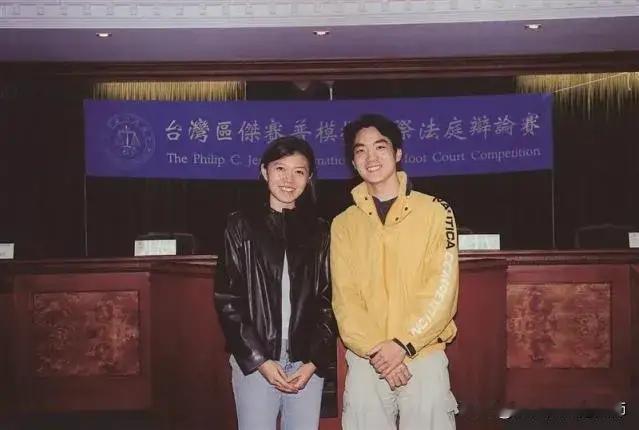 蒋万安与妻子那些青涩年华，他自信阳光，她朴素美丽。他们携手同行多年，男的越来越优