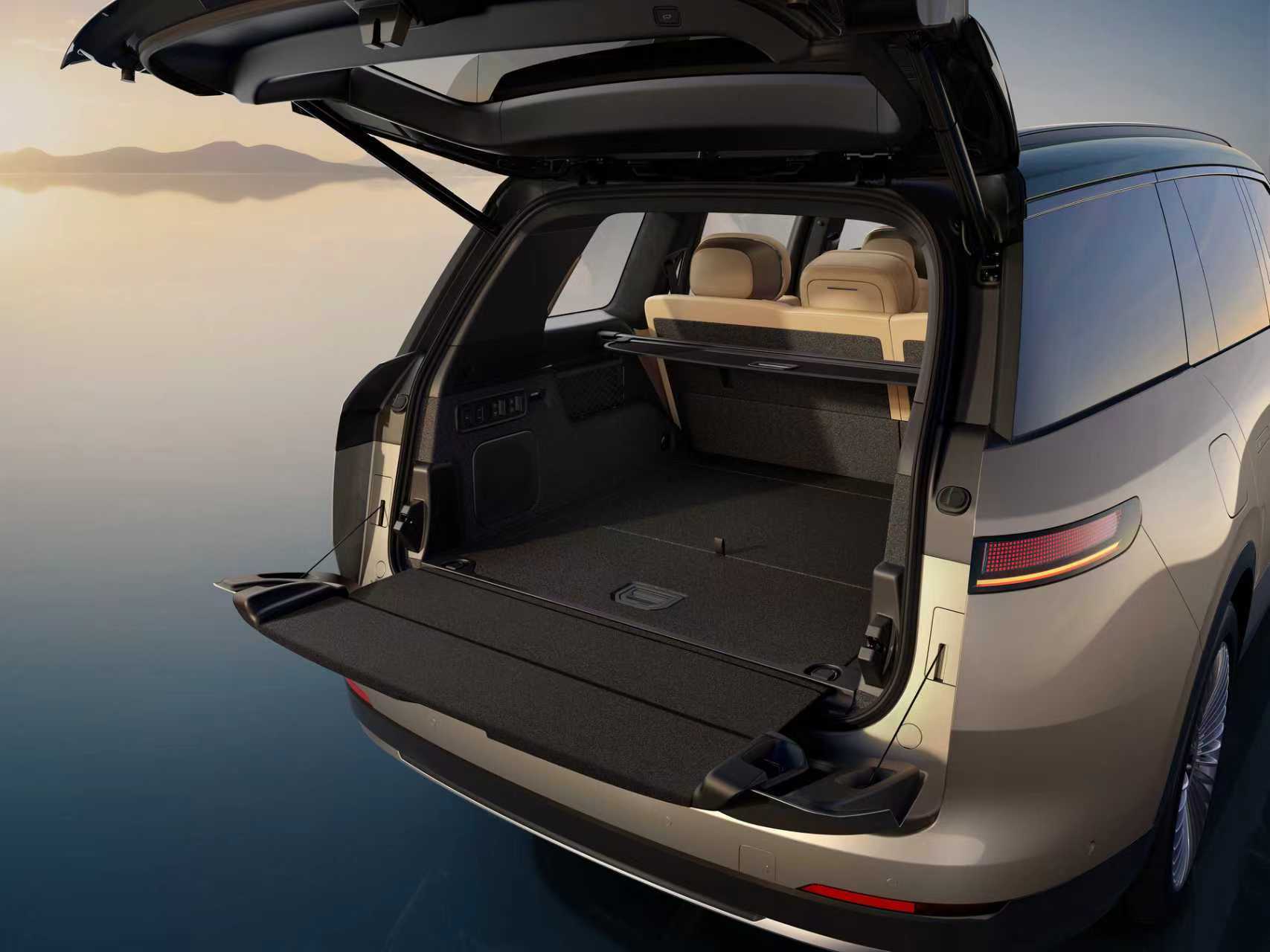 领克900出大五座，我改一下我之前的点评，我墙裂推荐这个大五座版本。尤其是对三排