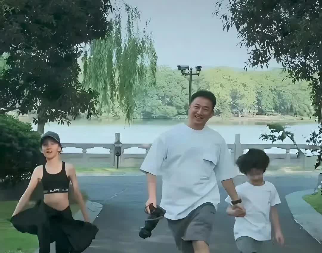 孙莉晒出和孩子们的合照，黄磊家二女儿多妹简直美出新高度，比姐姐还抢眼！小姑娘扎着