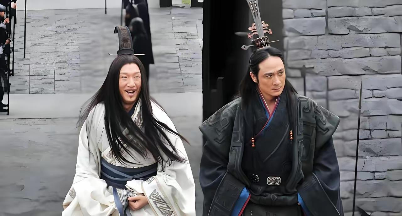 鬼谷子要牵一头牛过河，回头问孙膑、庞涓：“这头牛1000斤，可这座木桥，只能承担