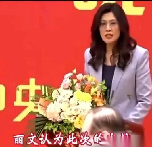 郑丽文说话有个特点，不知道你发现没。她基本不说“我”，开口闭口都是“丽文觉得”