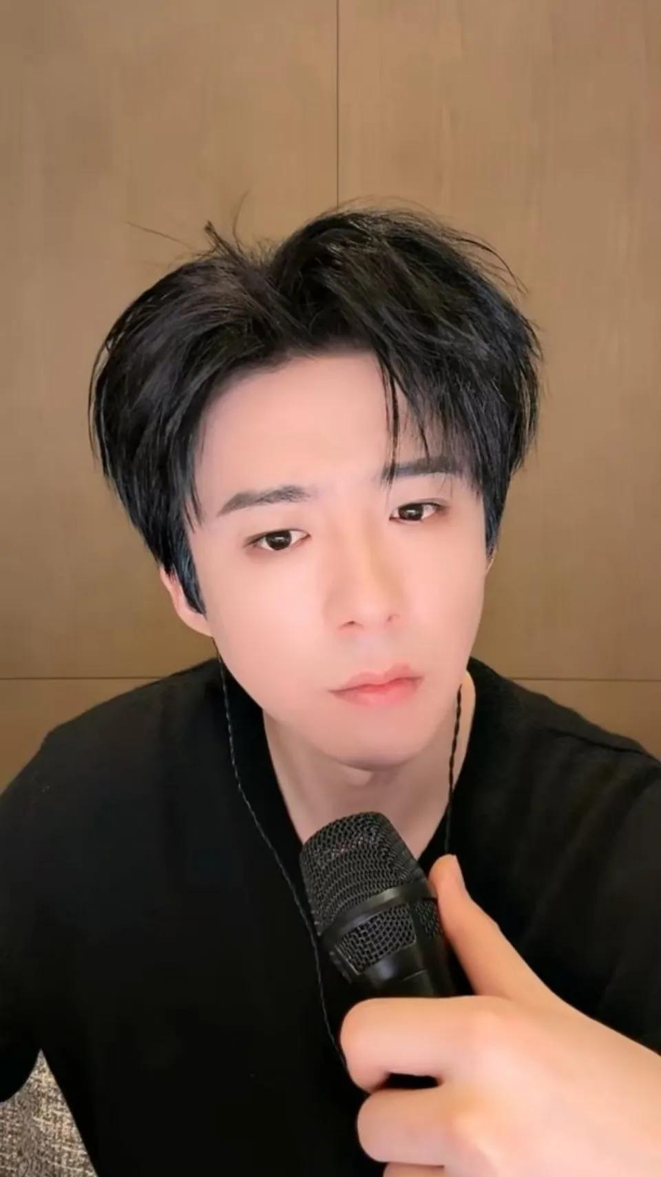 刘宇宁直播时被私生打电话骚.扰。此前刘宇宁曾多次在直播时谈“私生”，称有很多