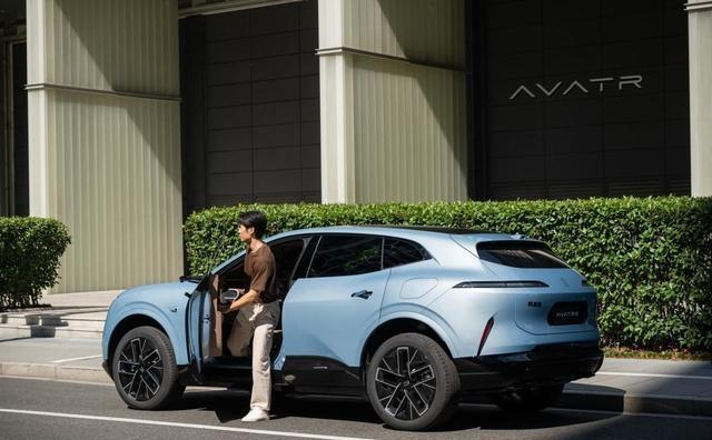 邻居小王昨天开回来一台崭新的新能源电车，在我们这个小区里，还是头一遭，一时间大家