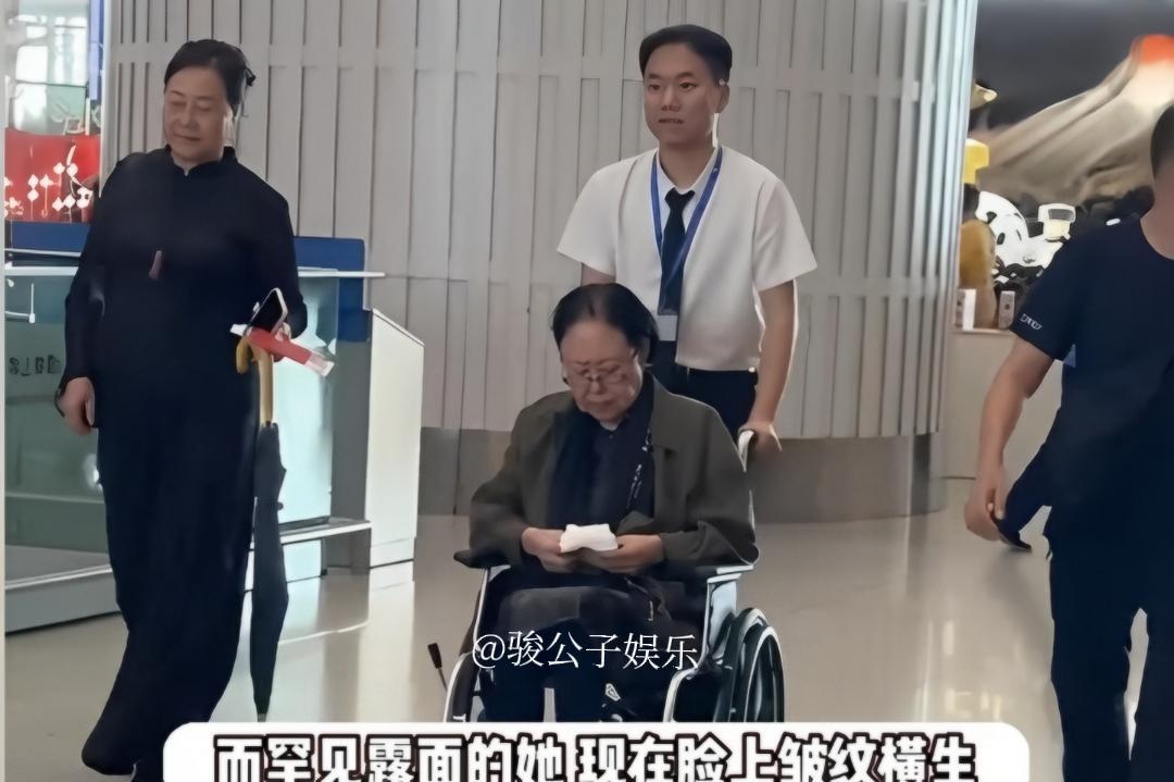 斯琴高娃老了好多啊！9月29日，有网友在机场偶遇斯琴高娃老师，75岁的她一