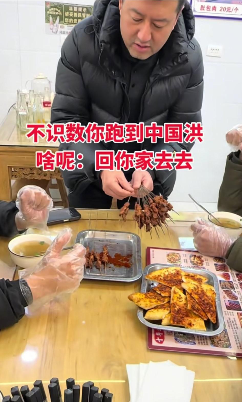 西安某泡馍店，两位游客点了30串烤肉，说老板给烤了23串，老板直接一根一根的给他