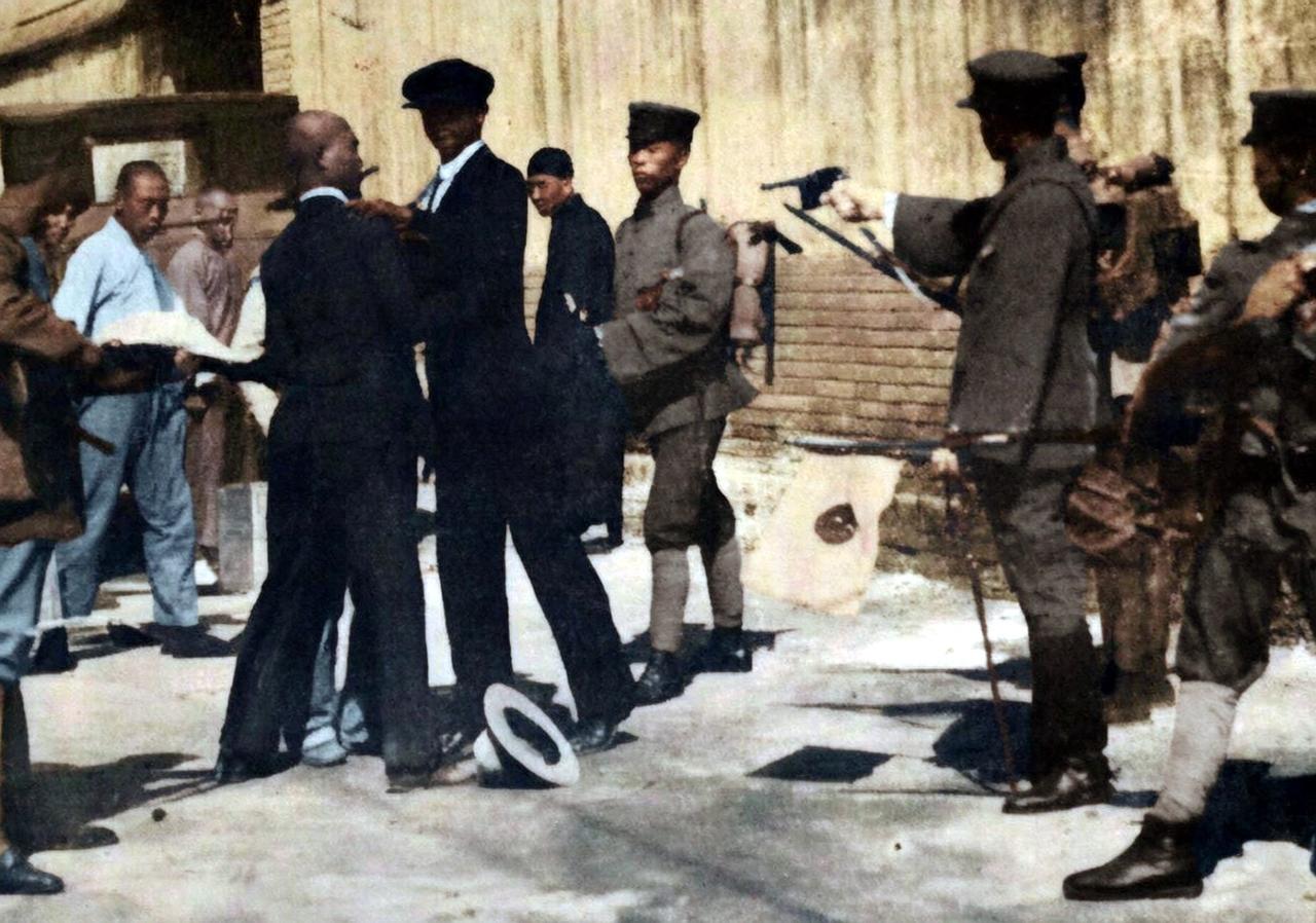 1931年，九一八事变后的奉天（今辽宁沈阳）街头，侵华日军在城中各处设立关卡，严