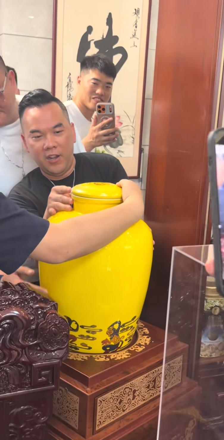 80万的茅台酒，北京坤哥说开就开！最近他回了河南固始县老家，好多朋友都赶过去凑热
