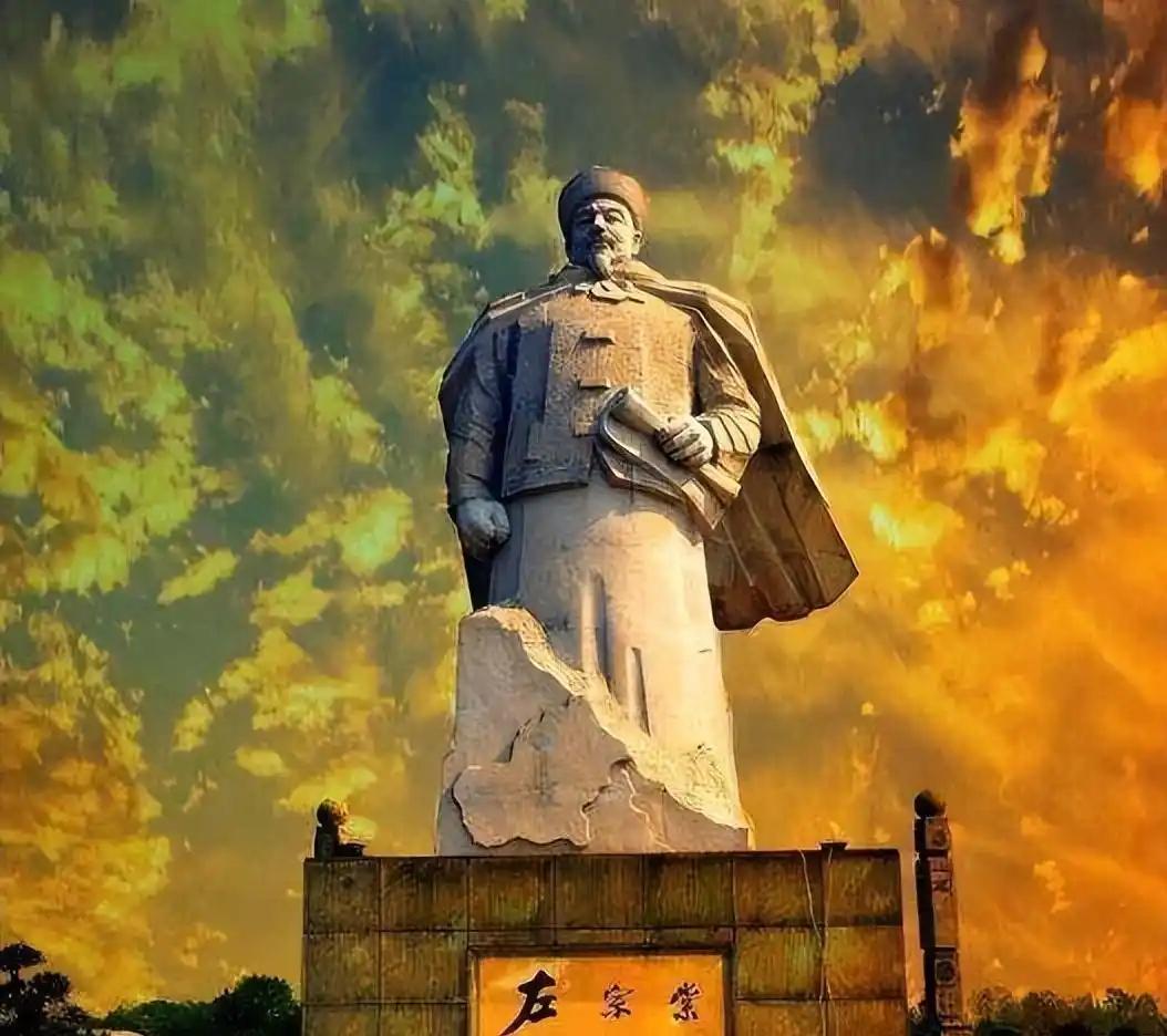 左宗棠收复新疆之后，慈禧太后在宫里悄悄召见他，劈头就问：“花了三千万两白银，用了