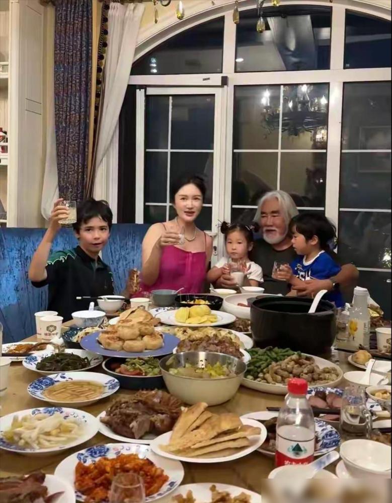 72岁张纪中，“我往那一坐就行”。杜星霖说要继续生，家里热闹。导演张纪中的回