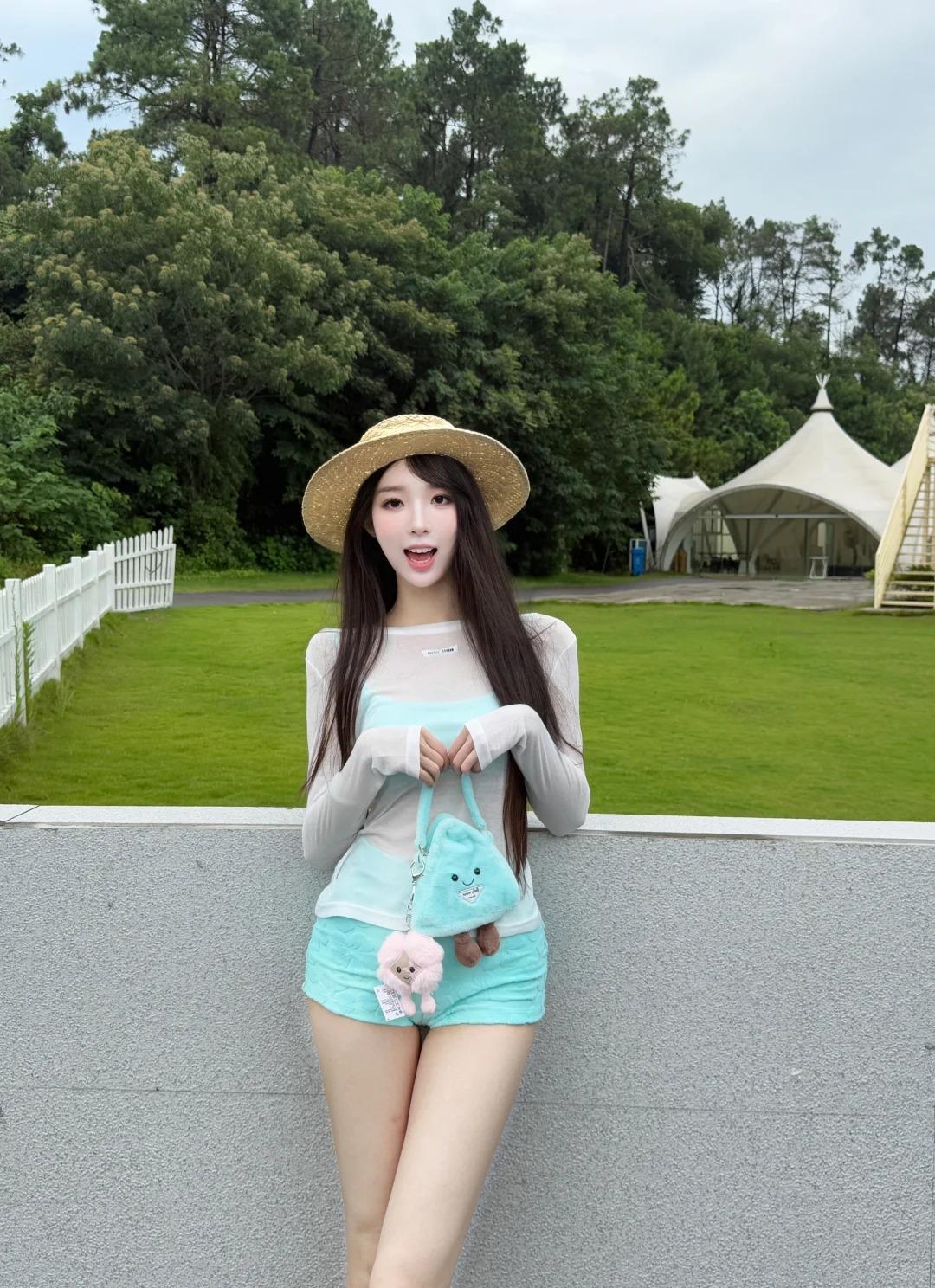 洒脱性格的00后模特小妹妹，性格是清旷藏曜的澄宁底色，外表蕴幽沉静，内里藏着曜然