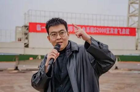 “中美交锋之时，中国又出现了位厉害人物！一个学导演的95后小伙，搞成了美国重金攻