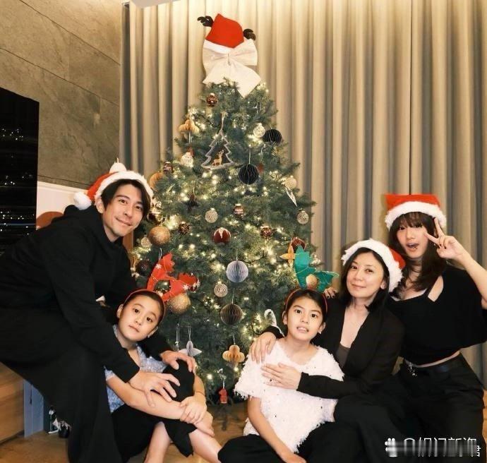 贾静雯修杰楷带着三个女儿过圣诞节，一家五口在圣诞树前拍下合照，咘咘和波妞长大了不