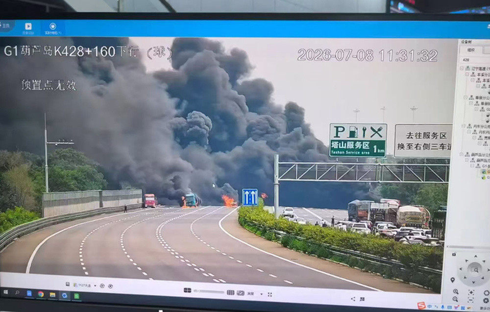 京哈高速沈阳方向车辆起火, 通报: 事故造成4台车辆起火, 2人死亡