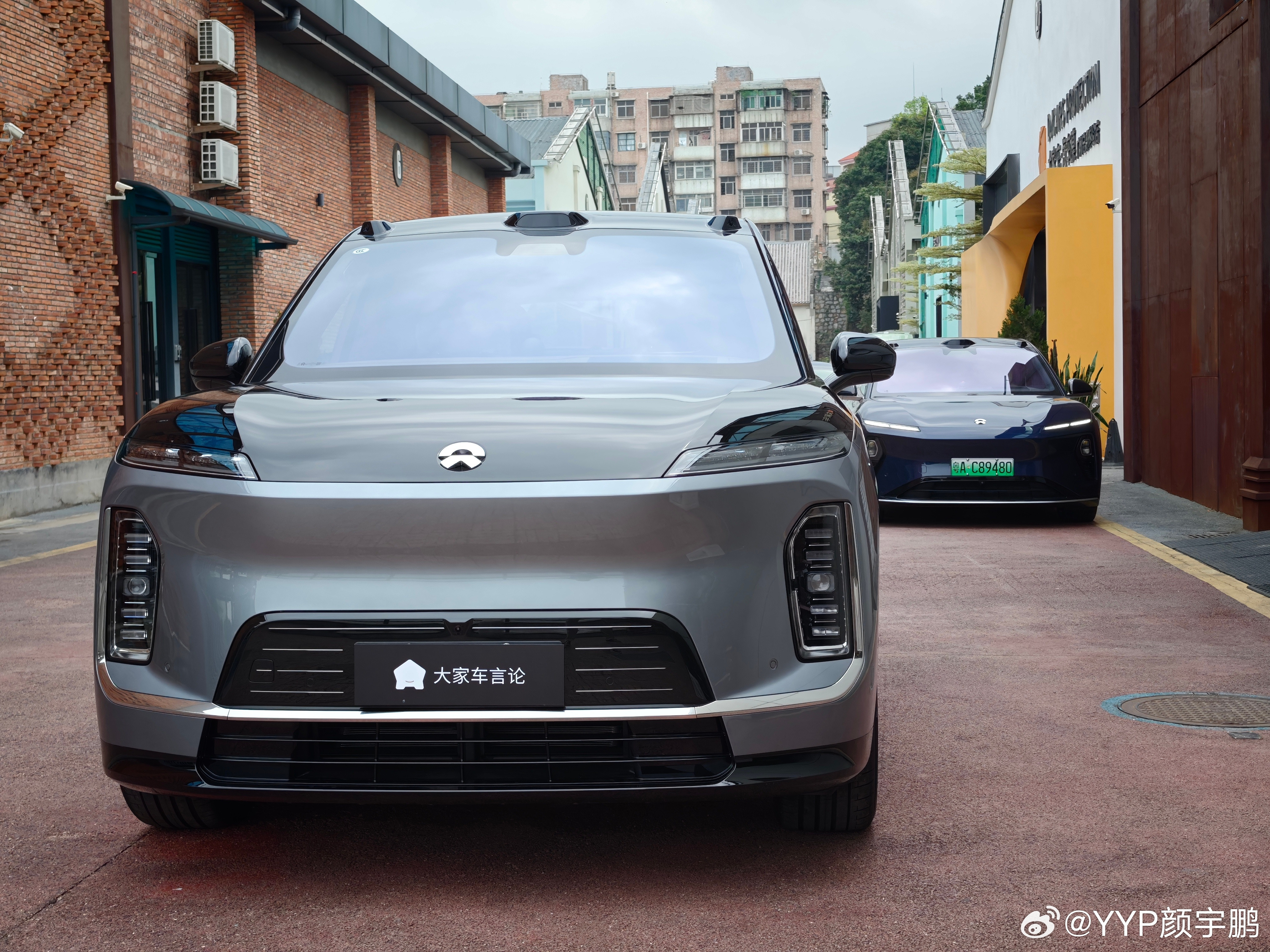根据保密的要求，今天蔚来ES9可以露出外观图片了。但我们拍的视频还要明天才能发。