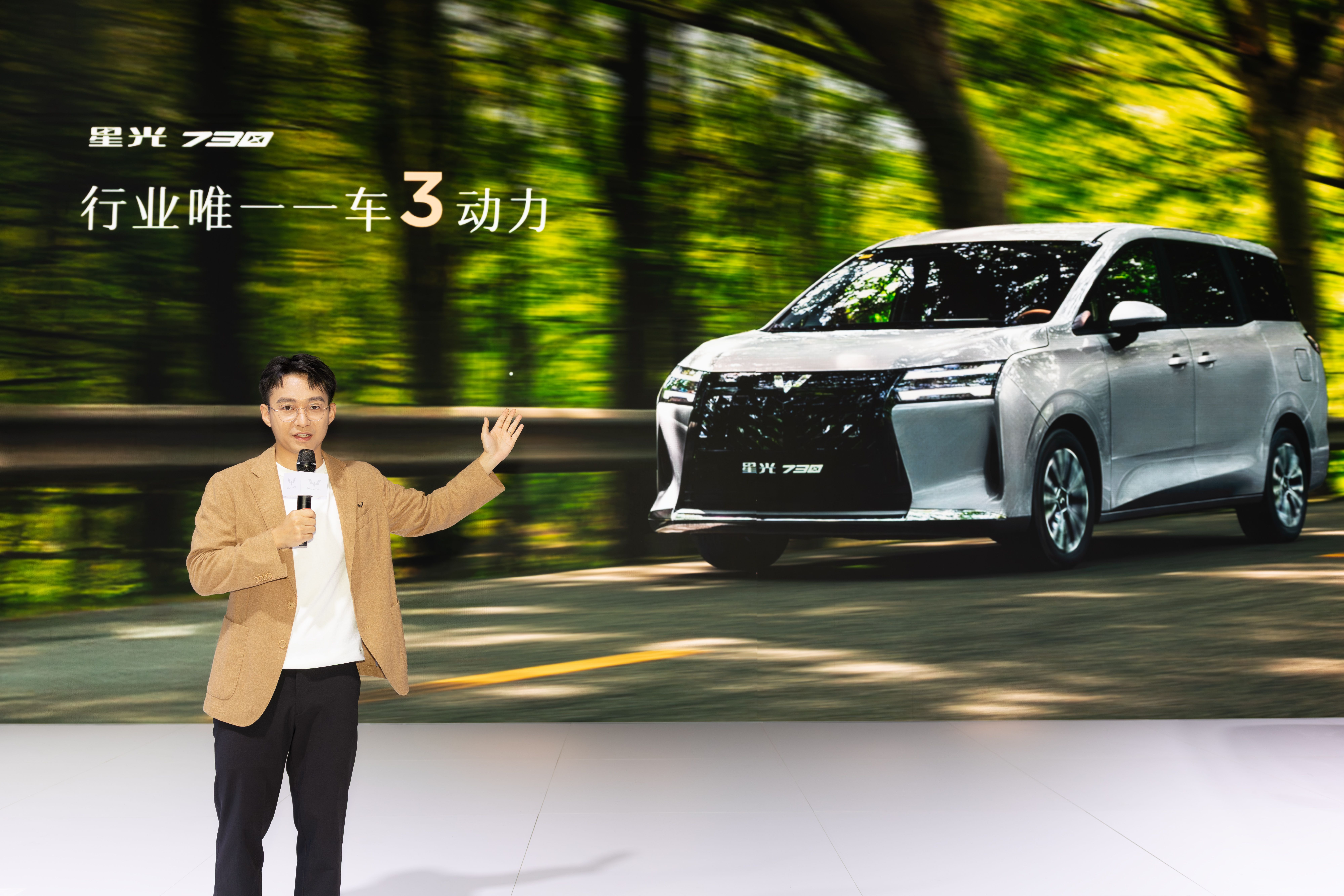 五菱三动力MPV星光730实车亮相作为一款真正瞄准“人民需求”的MPV，星光7