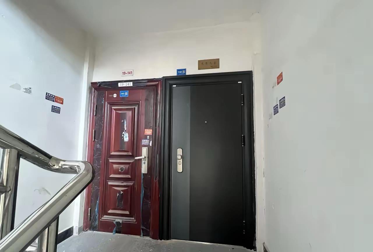 邻居家把两门之间的缝全占了