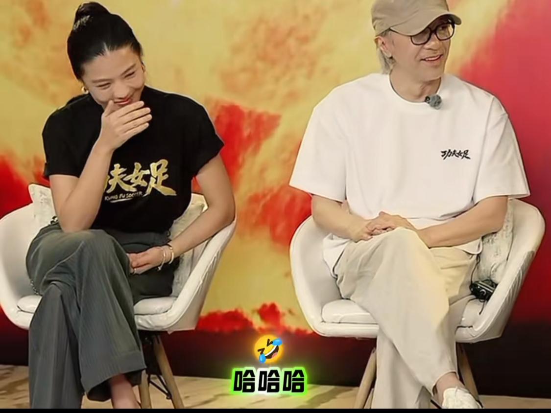 周星驰带的那个姑娘挺厉害的，小嘴叭叭的，第一次感觉到董宇辉招架不住了！这次的采访