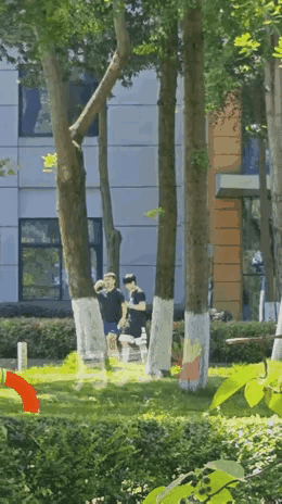 今天(5日)大头进行体能训练啦！今天的大头，短袖深色体恤，白色短裤，一双焊在脚