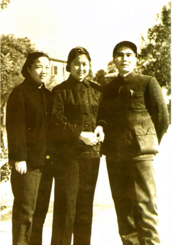 1957年，李敏与舅舅贺敏学、舅妈李立英在福州留下了一张珍贵的合影。当时，贺子珍