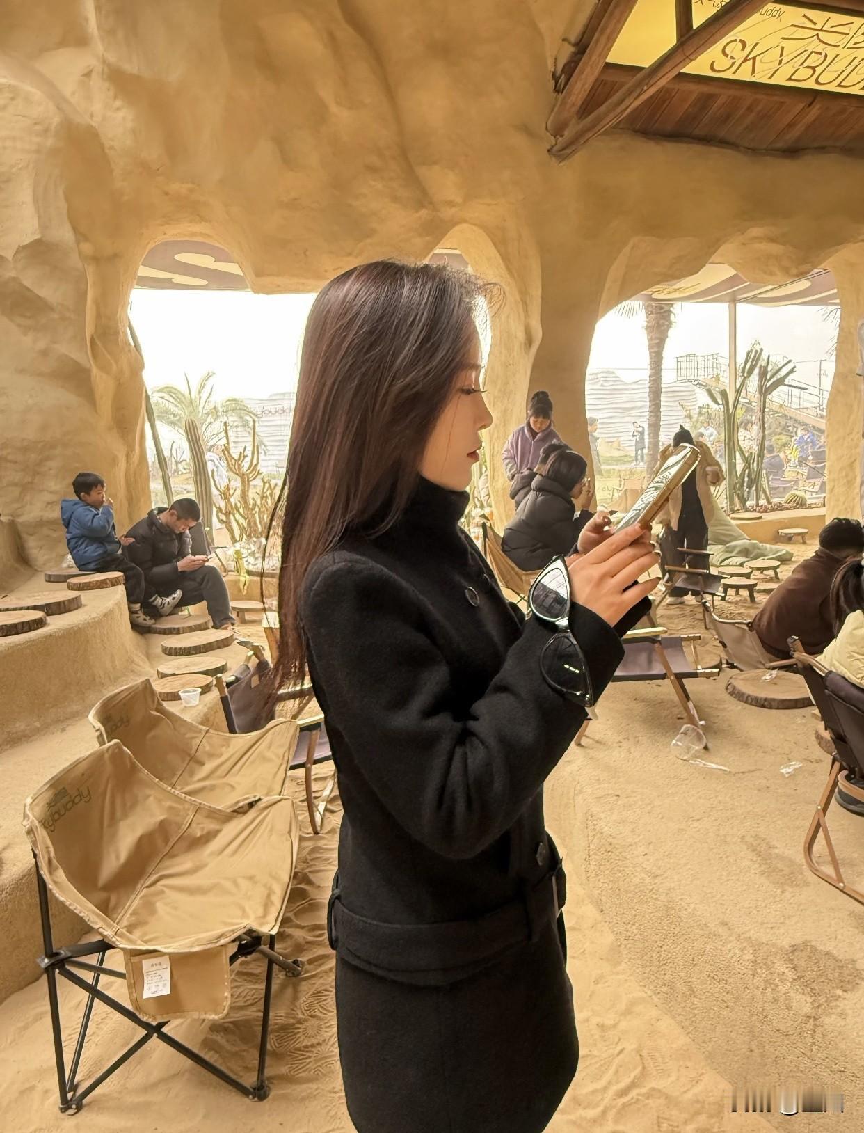 在穿搭上如何穿出高级感?黑色系套装黑色系套装穿出高级感，门道可不少。首先，材质