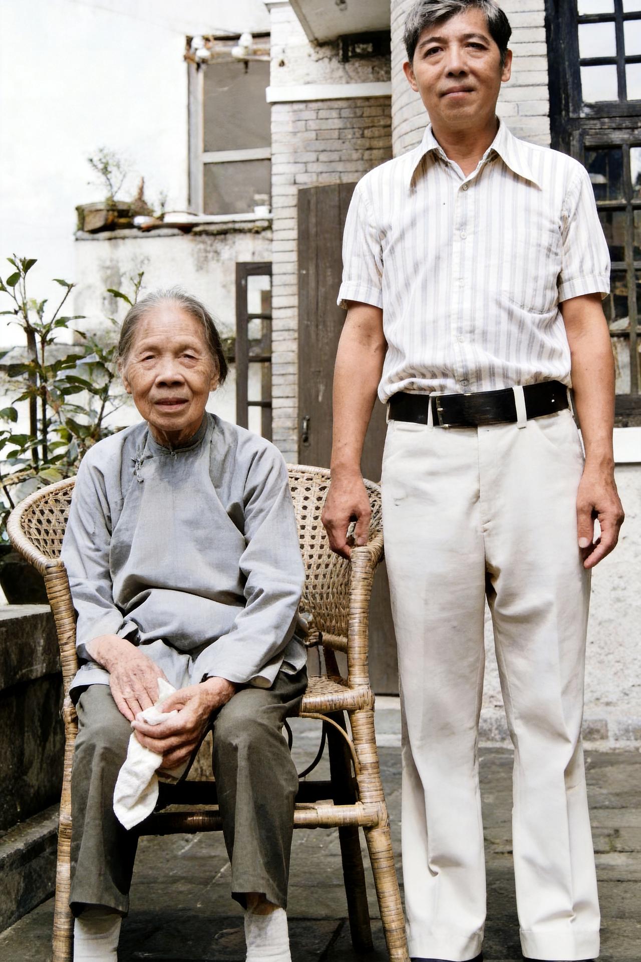 这是李宗仁的原配李秀文与孩子李幼邻在一起。母亲坐在藤椅上，孩子侍立在旁边。李秀文