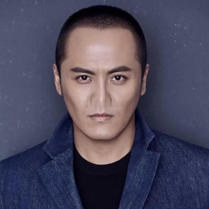 发现一个有意思的事情，只要是张嘉益演的剧，八九不离十会有一个男演员参演，那就是演