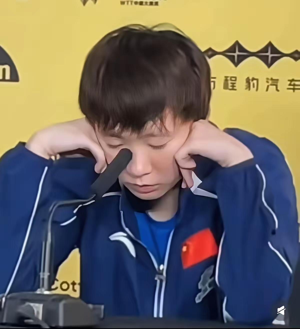 王曼昱啊王曼昱，采访前的这个镜头，真的是把你暴露了！看着她双手托着脸颊